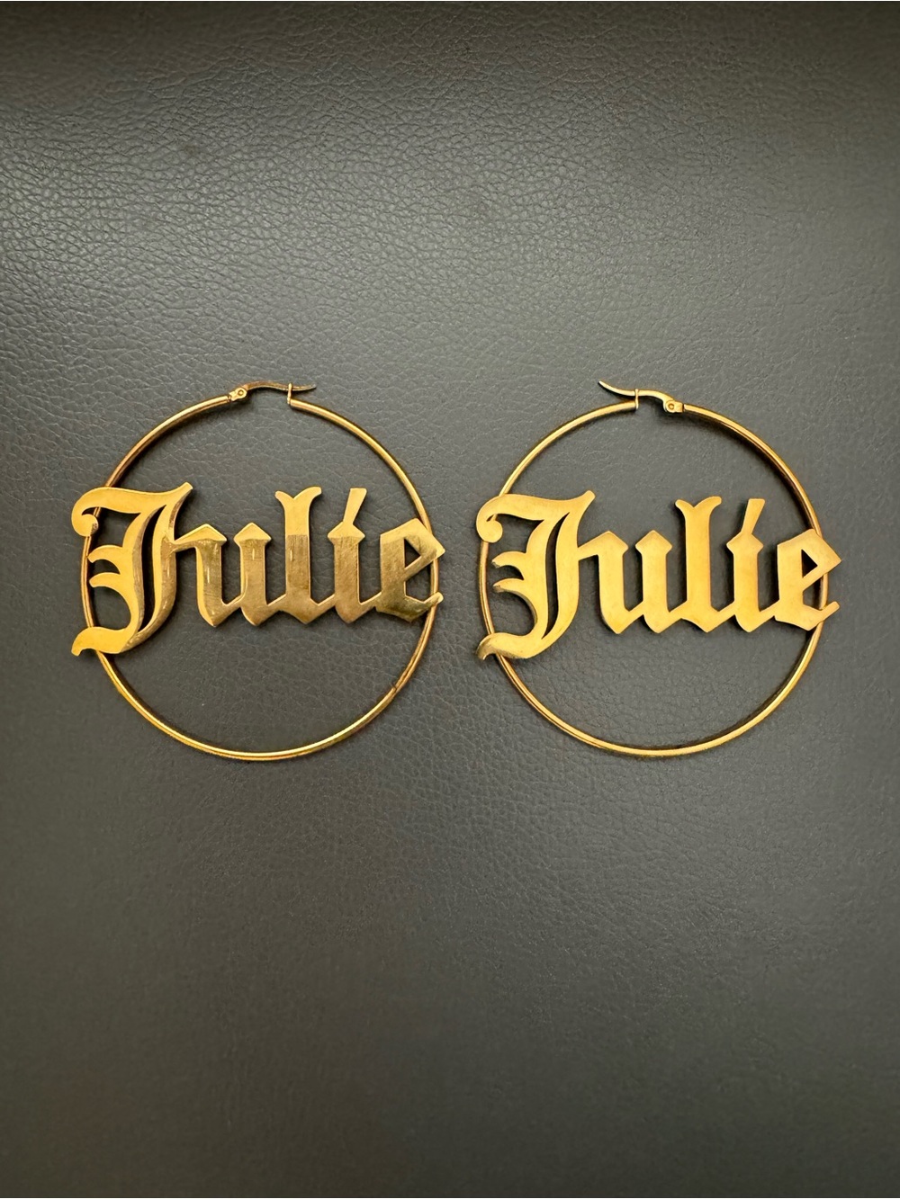 💫 “Julie” Gold Hoop Nameplate Earrings